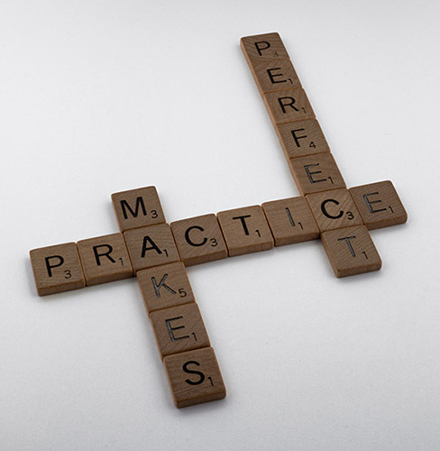 phrase en anglais sur  simulation de scrabble Pratice makes perfect